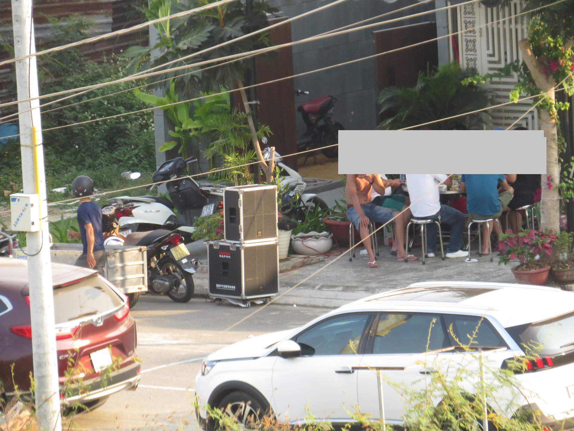 Loa thùng karaoke đặt dưới lòng đường trong một cuộc nhậu ở khu dân cư thuộc quận Liên Chiểu  (Đà Nẵng). Ảnh: Thanh Tùng. 