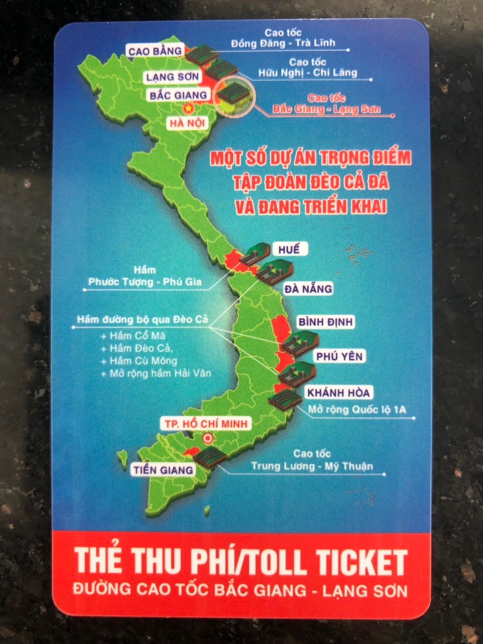 Chiếc thẻ thu phí cao tốc Bắc Giang-Lạng Sơn có thể hiện hình 2 quần đảo nhưng hơi mờ.