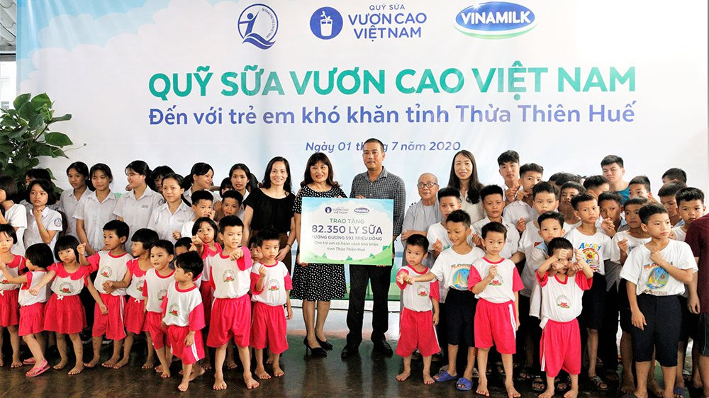 Bà Phan Minh Nguyệt, Phó Giám đốc Sở Lao động Thương binh và Xã hội Thừa Thiên - Huếđại diện nhận bảng trao tặng sữa của Quỹ sữa Vươn cao Việt Nam và Vinamilk.