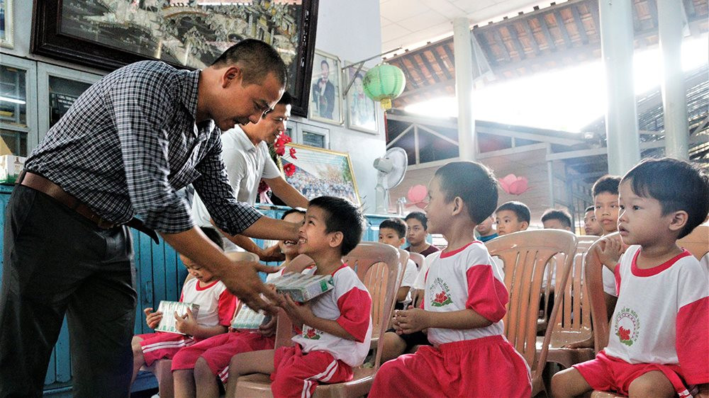 Niềm vui nhận sữa từ chương trình Quỹ sữa Vươn cao Việt Nam của trẻ em Thừa Thiên - Huế.