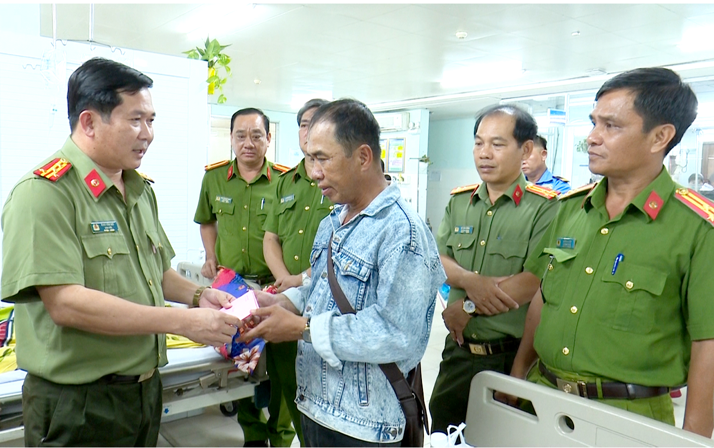 Đại tá Đinh Văn Nơi, Giám đốc Công an tỉnh, thăm hỏi, hỗ trợ mỗi nạn nhân 5 triệu đồng 