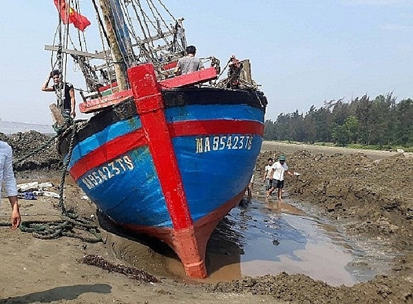 Năm 2017, một chiếc tàu của ngư dân bị mắc cạn, thiệt hại nhiều về tài sản.