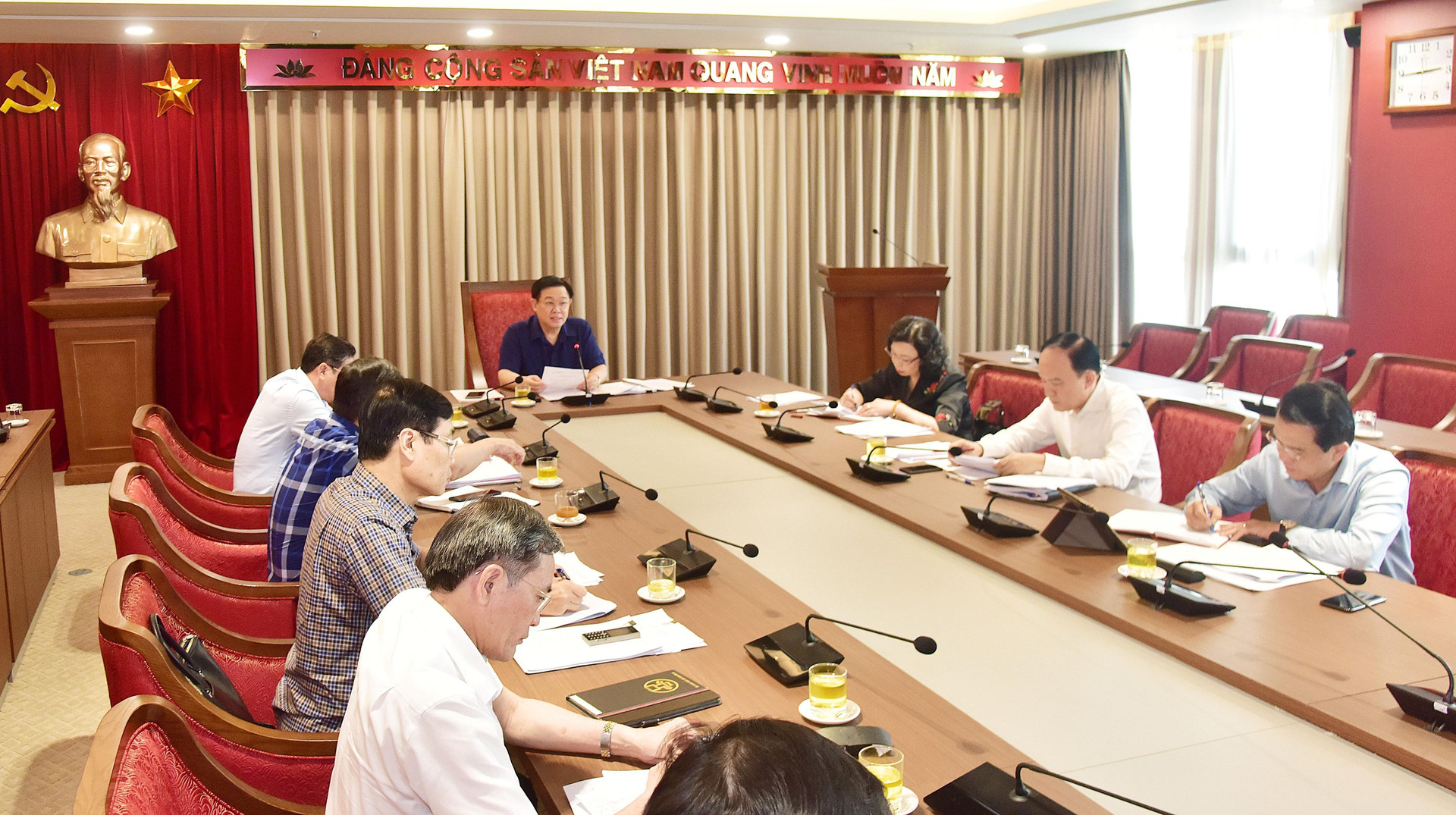 Bí thư Thành ủy Vương Đình Huệ chủ trì cuộc họp