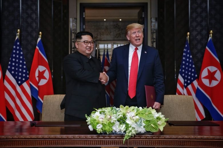 Tổng thống Mỹ Donald Trump và nhà lãnh đạo Triều Tiên Kim Jong-un bắt tay nhau sau khi ký Tuyên bố chung, ngày 12/6/2018.