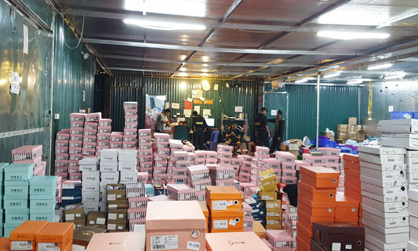 Hàng trong kho của Trần Thành Phú có tới 158.000 sản phẩm các loại.