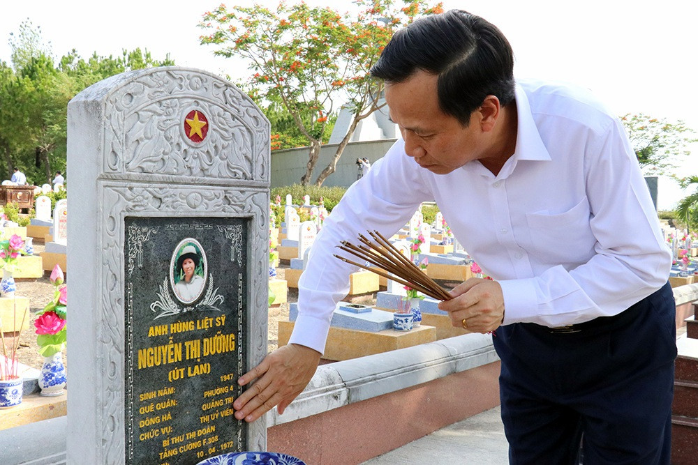 Bộ trưởng Đào Ngọc Dung tới thăm và thắp hương các liệt sĩ tại Quảng Trị.