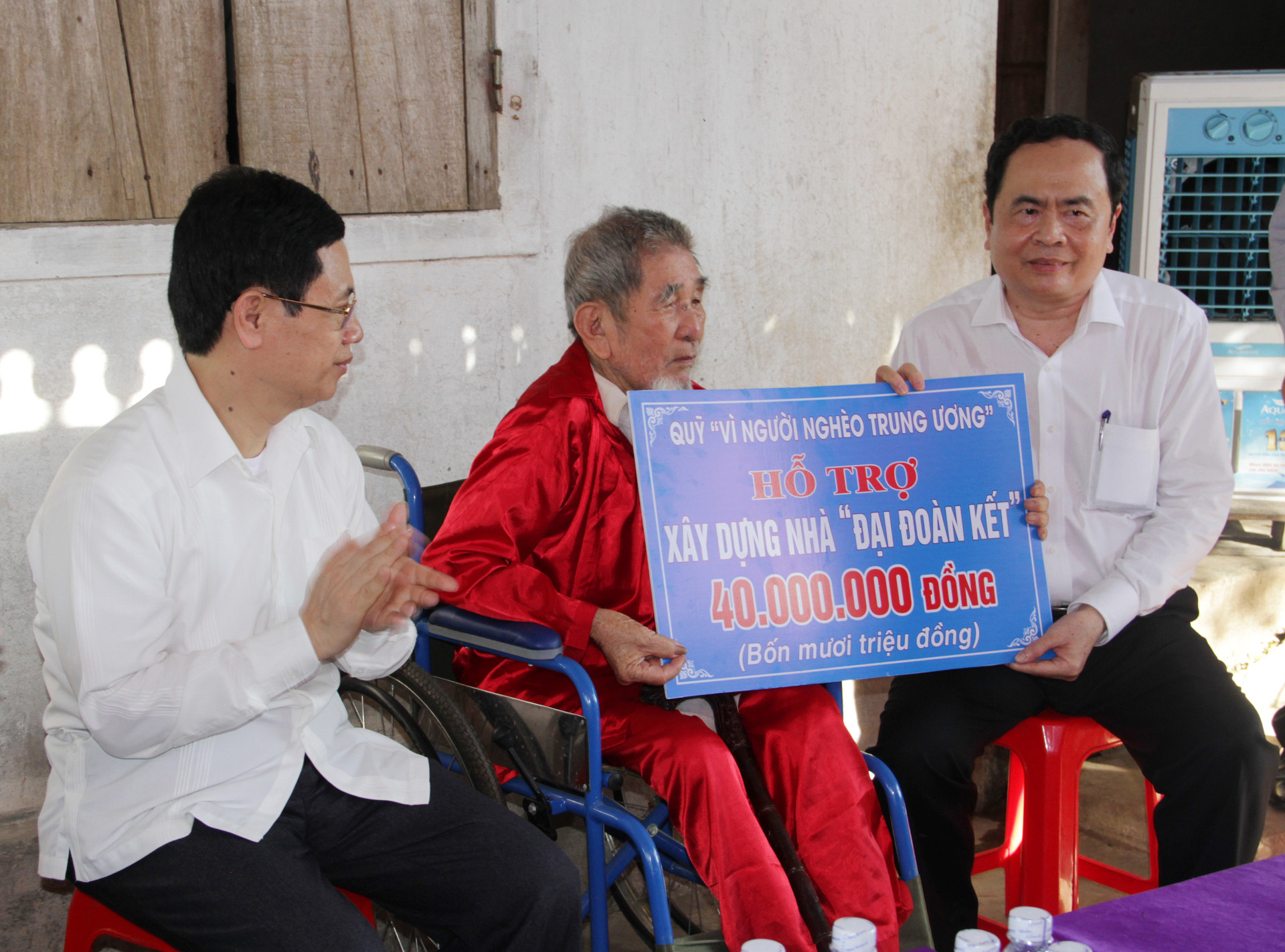 1.Chủ tịch Trần Thanh Mẫn trao nhà Đại Đoàn kết cho ông Bùi Tiến Khoan, trú tại xóm 2, xã Mỹ Sơn, huyện Đô Lương.