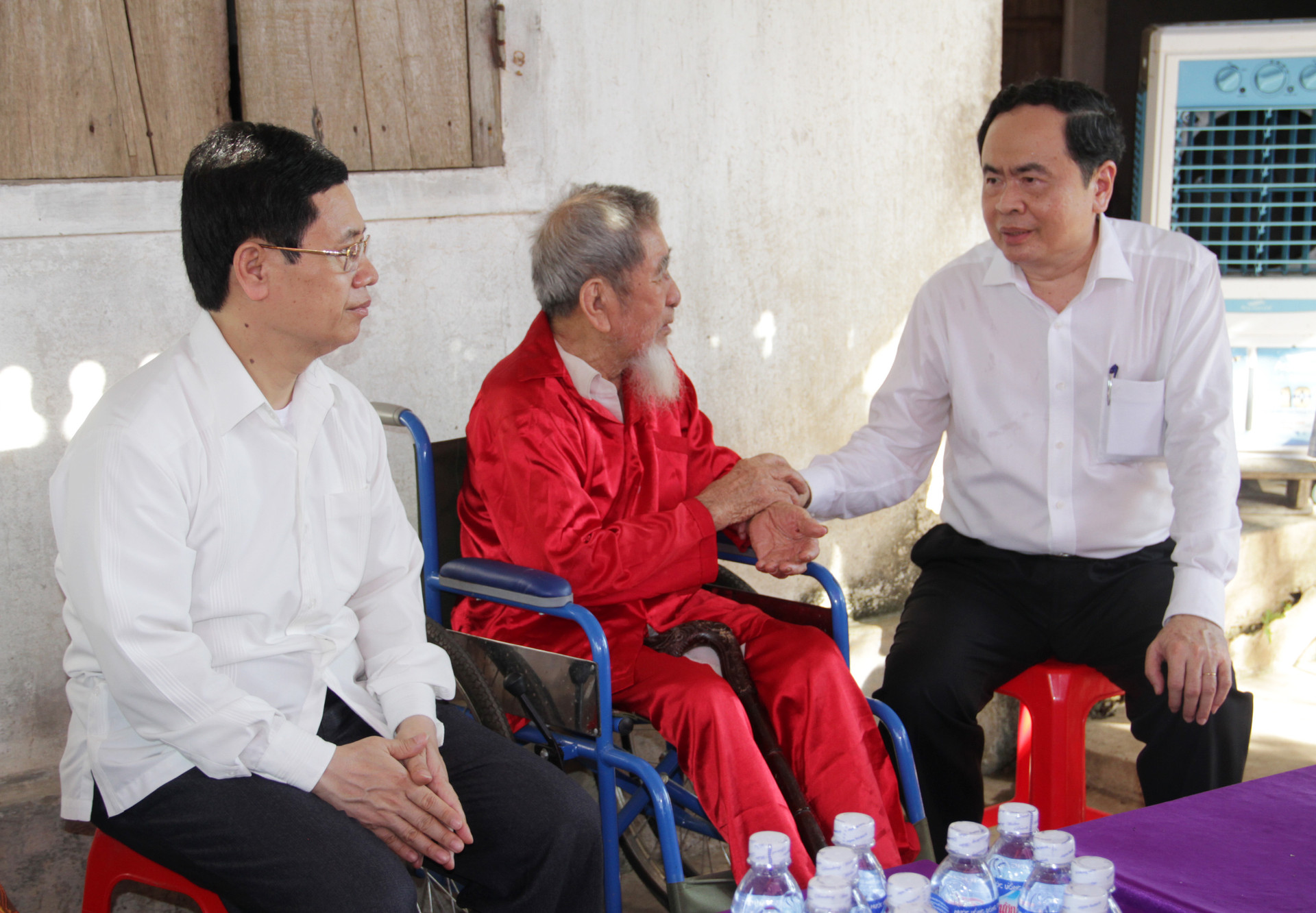 3.“Phải chăm lo cho gia đình chính sách bằng những hành động thiết thực nhất”, Chủ tịch Trần Thanh Mẫn yêu cầu các cấp ngành của tỉnh Nghệ An khi thực hiện công tác chính sách người có công trên địa bàn.