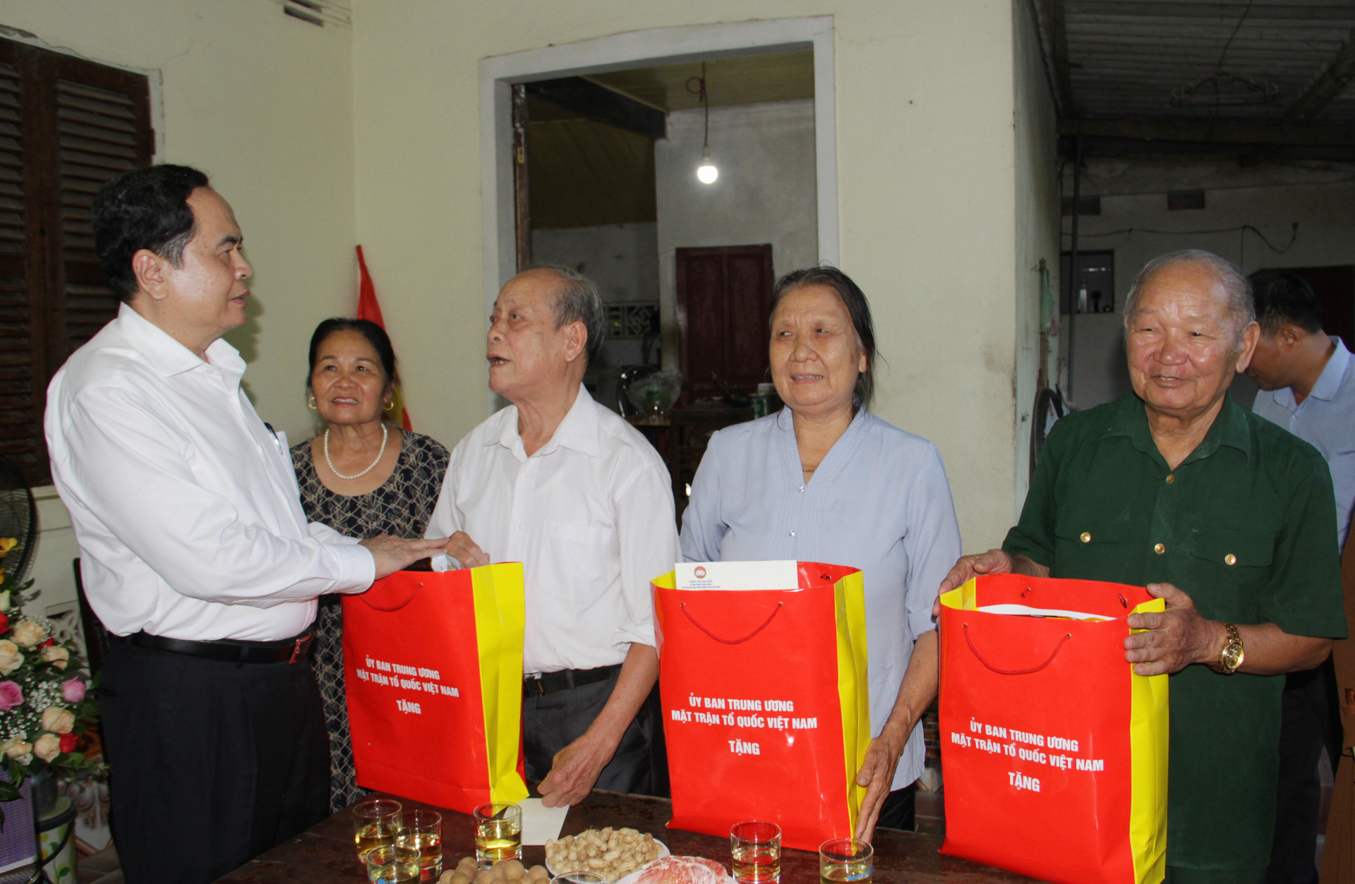 1.Thăm và tặng quà cho 3 đối tượng chính sách trên địa bàn thị trấn Anh Sơn, huyện Anh Sơn.