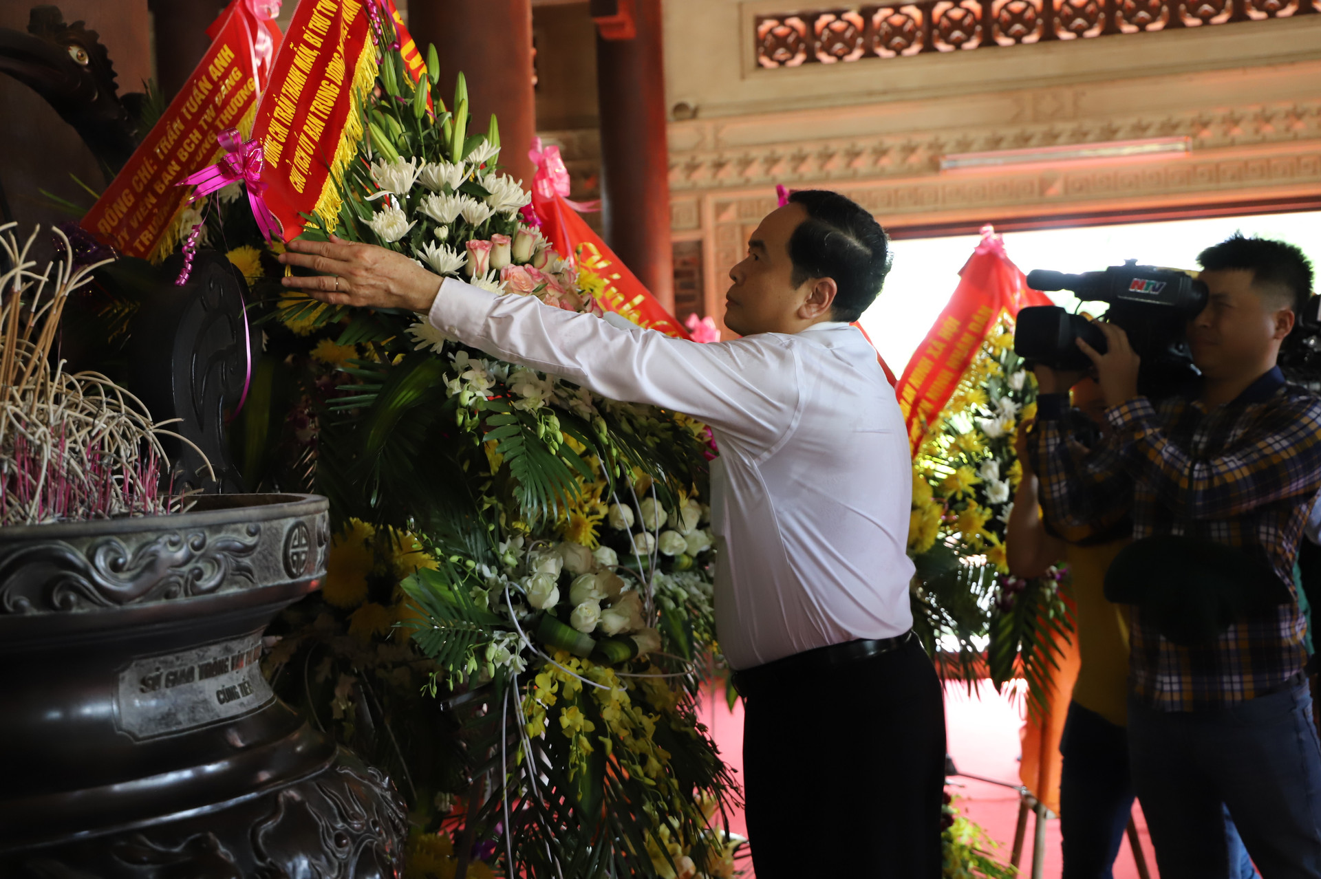 Trước đó, Chủ tịch Trần Thanh Mẫn dâng hoa, dâng hương tại Khu di tích đặc biệt Kim Liên, Nam Đàn (Nghệ An).