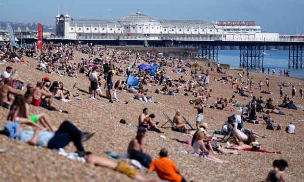 Người dân vẫn đổ xô tới bãi biển ở Anh bất chấp dịch Covid-19. (Ảnh: EPA).