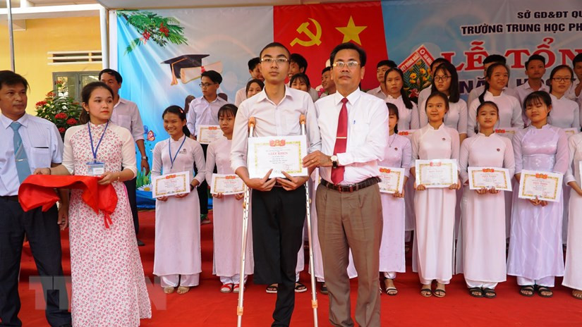 Em Lê Hiếu Hiển đạt danh hiệu học sinh giỏi năm học 2019-2020. (Ảnh: Đinh Hương/TTXVN).
