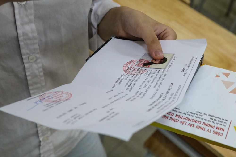 Làm thủ tục thi.