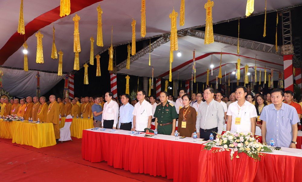 Chủ tịch UBTƯ MTTQ Việt Nam Trần Thanh Mẫn cùng các đại biểu dự Đại lễ cầu siêu tại Nghĩa trang quốc tế Việt – Lào.