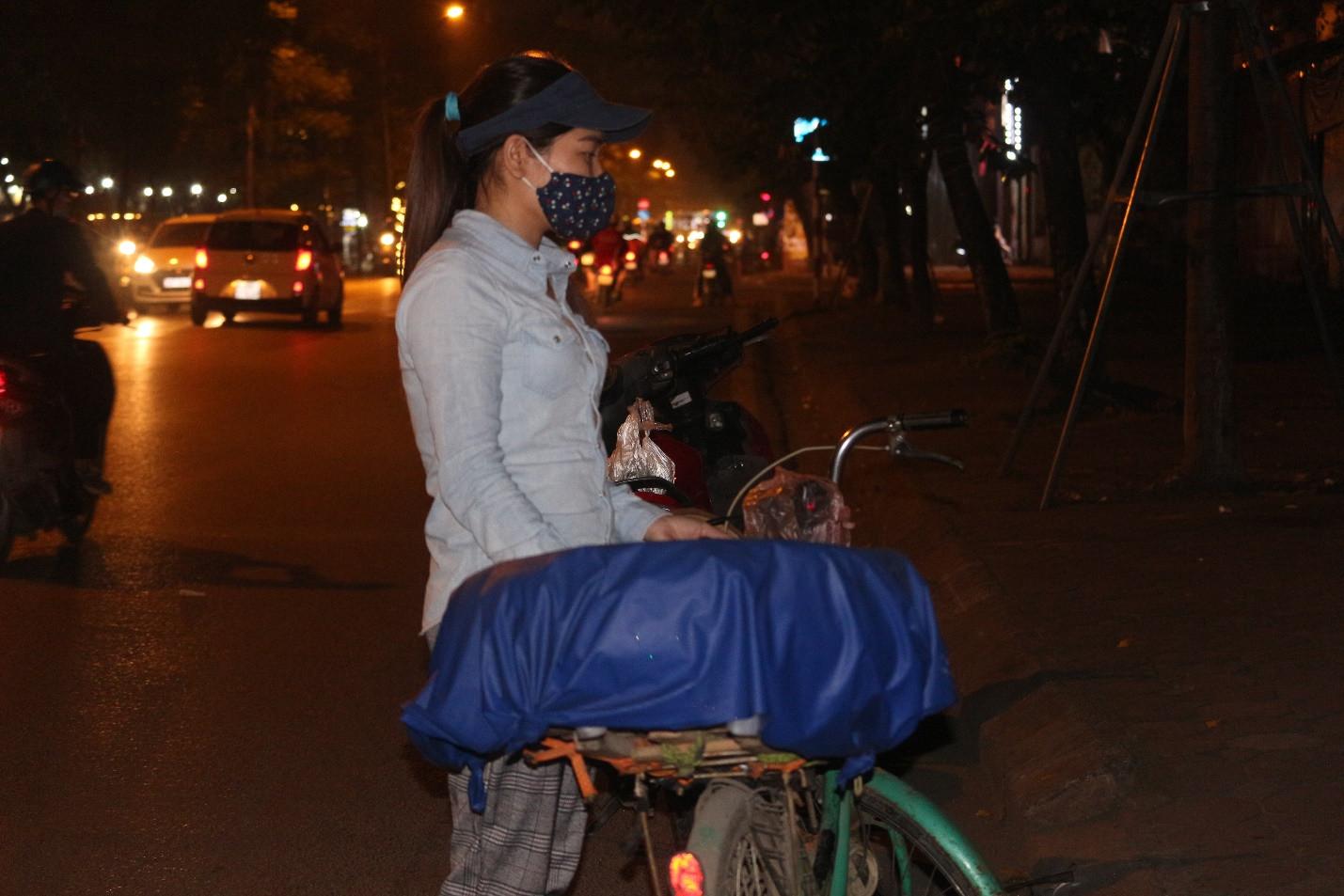 Chiếc xe cùng chị Chung đi khắp các nẻo đường Hà Nội.