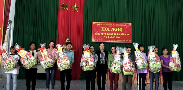Hội phụ nữ huyện Bảo Lâm tặng quà cho các hộ viên thao gia các phong trào thi đua.