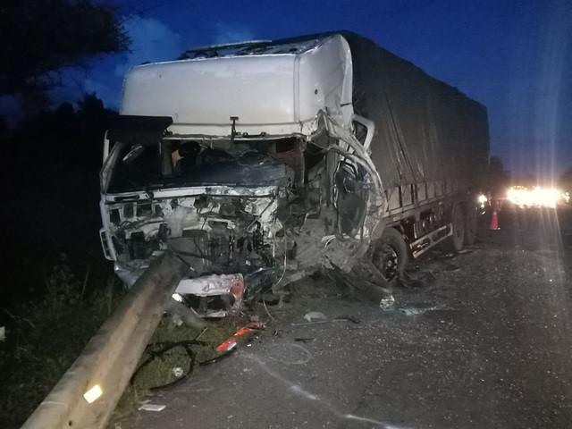 Đầu xe tải cũng vỡ tung, tài xế xe tải bị thương nặng.