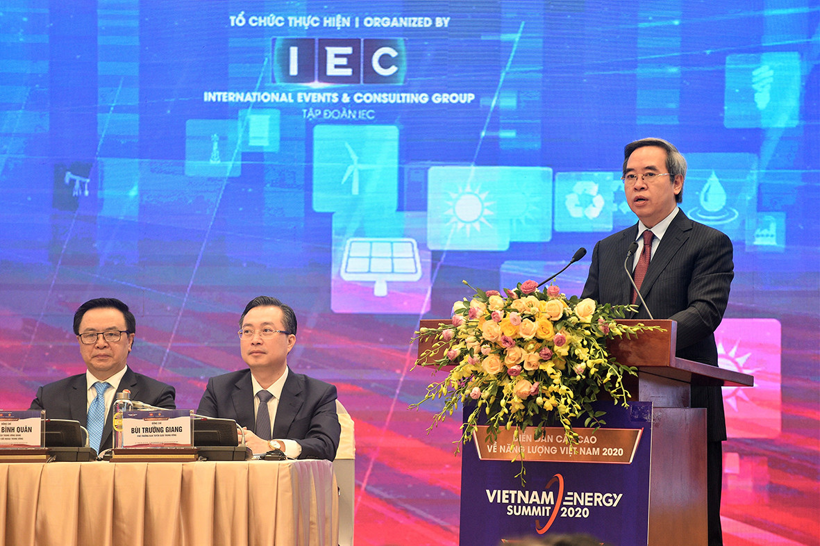 Trưởng Ban Kinh tế Trung ương Nguyễn Văn Bình phát biểu tại diễn đàn. Ảnh: VGP.