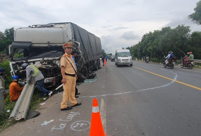 Hiện trường vụ tai nạn giao thông làm 8 người chếttại Bình Thuận.