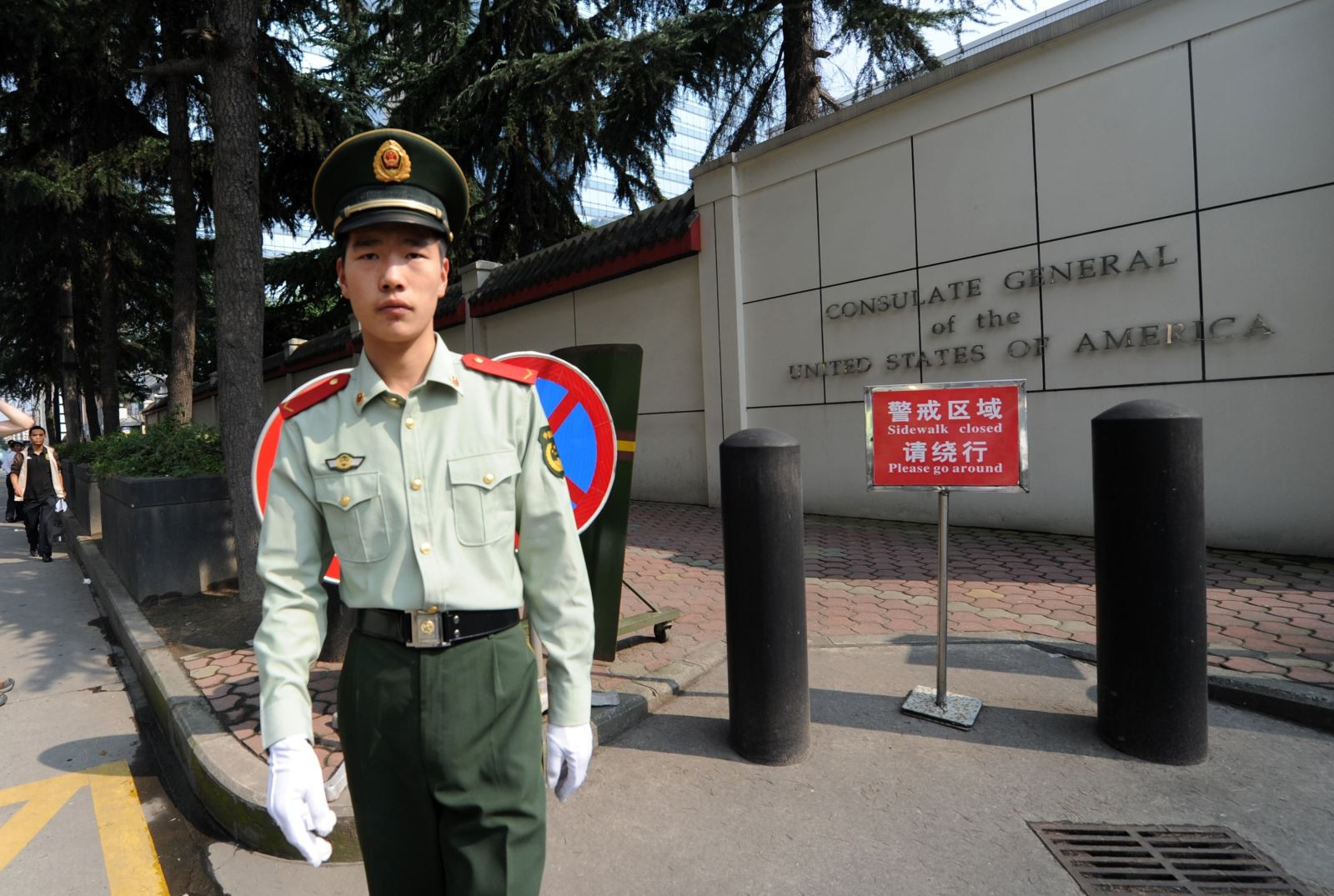 Cảnh sát Trung Quốc gác bên ngoài Tổng lãnh sự Mỹ tại thành phố Thành Đô, tỉnh Tứ Xuyên ngày 17/9/2012. Ảnh: AFP/TTXVN.