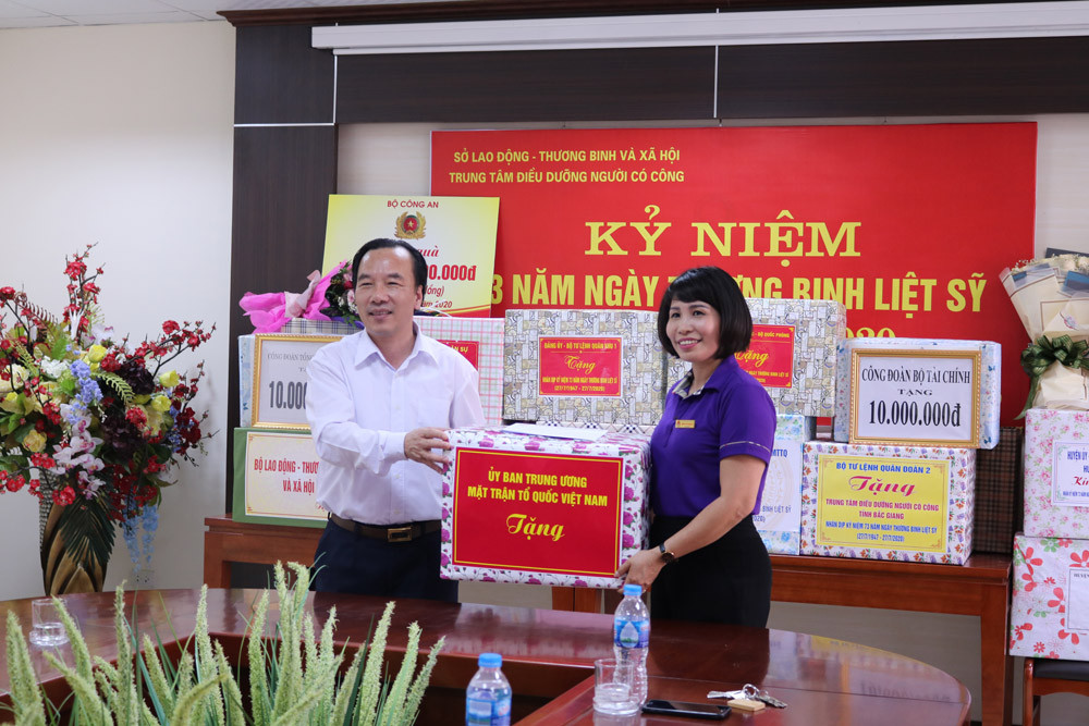 Phó Chủ tịch Ngô Sách Thực tặng quà Trung tâm điều dưỡng Người có công tỉnh Bắc Giang.
