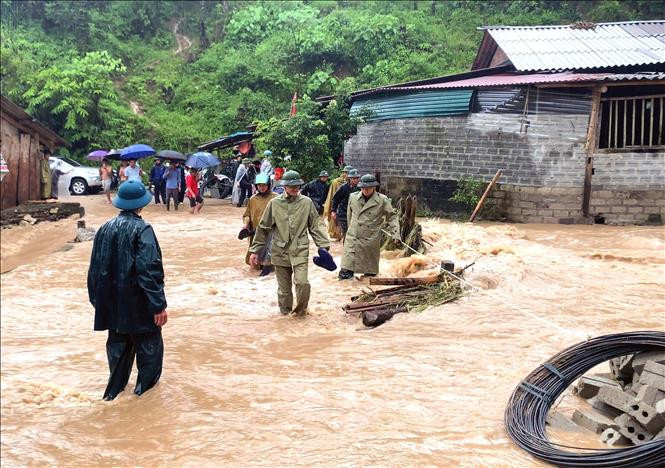 Trận mưa lớn kéo dài nhiều giờ, suốt từ đêm 20/7 đến ngày 21/7 đã gây ngập úng cục bộ một số địa phương của tỉnh Hà Giang. Ảnh: TTXVN.