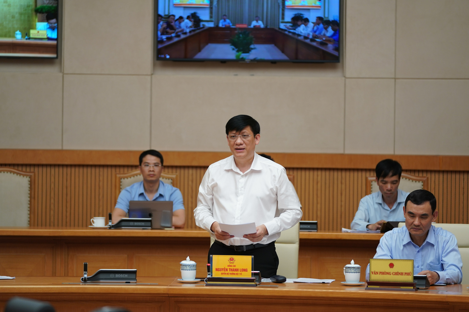 Quyền Bộ trưởng Y tế Nguyễn Thanh Long phát biểu tại cuộc họp. Ảnh: VGP.