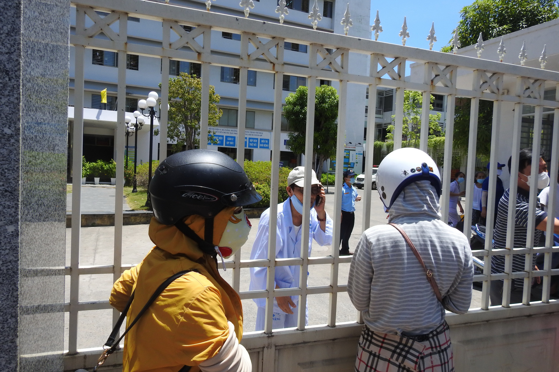Bệnh viện C Đà Nẵng thực hiện khoanh vùng ở mức độ hẹp kể từ ngày 24/7. Ảnh Thanh Tùng.