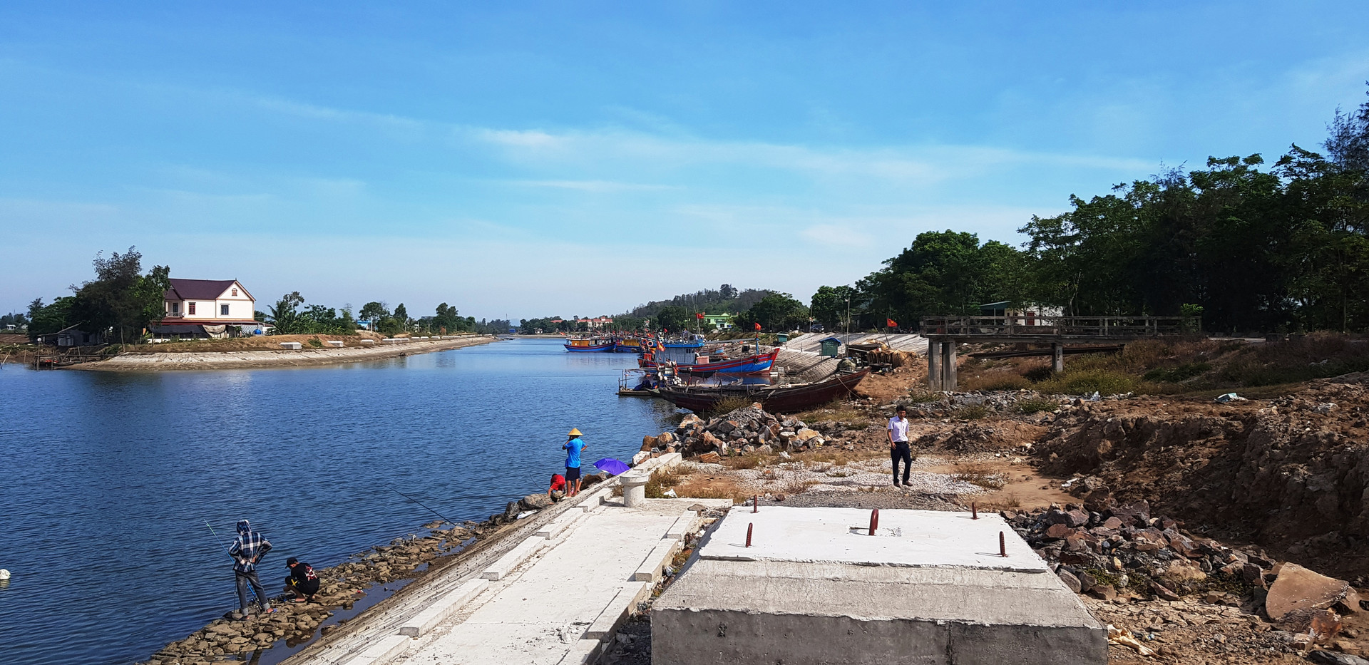 Dự án khu neo đậu tránh bão cho tàu, thuyền nghề cá sông Lý chậm tiến độ đang gây ra nhiều khó khăn cho đời sống của người dân xã Quảng Thạch.