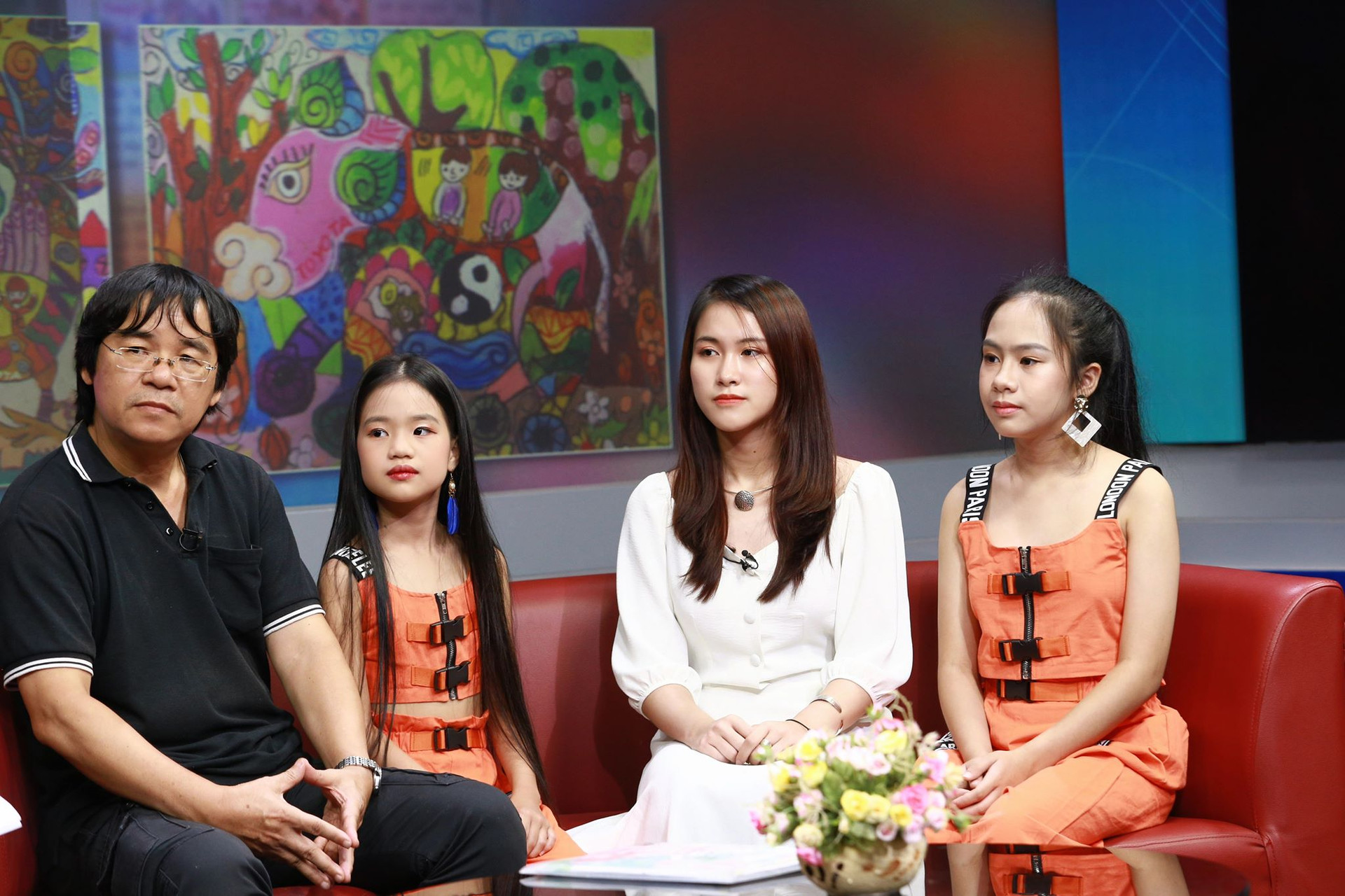 Họa sĩ, nhà thơ Lê Tiến Vượng (bìa trái) và các em học sinh trong chương trình MC.
