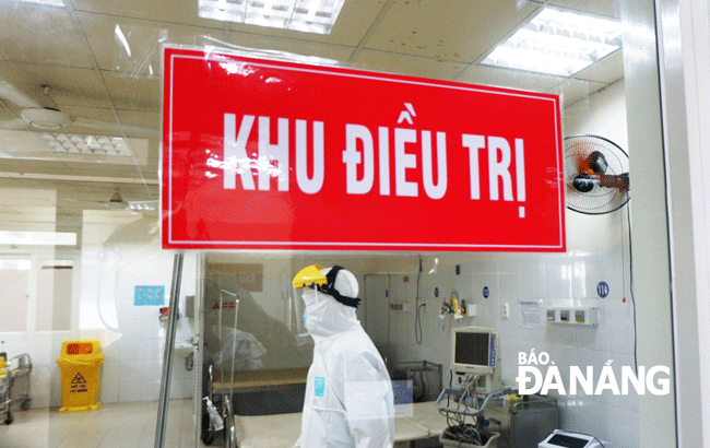 Bệnh nhân T.V.D. đã được đưa vào Bệnh viện Đà Nẵng điều trị sáng 24-7. Ảnh: PHAN CHUNG