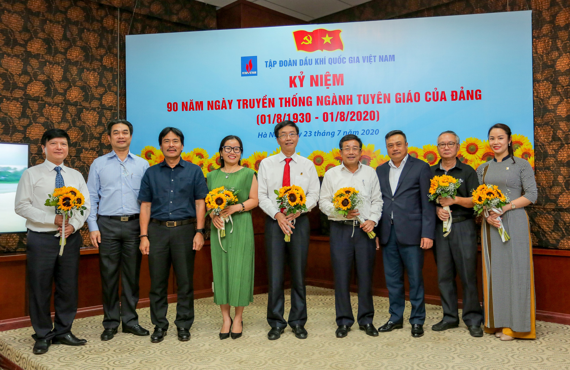 Lãnh đạo Tập đoàn Dầu khí Việt Nam tặng hoa tri ân các đồng chí Trưởng/Phó ban Tuyên giáo Đảng ủy Tập đoàn các thời kỳ.