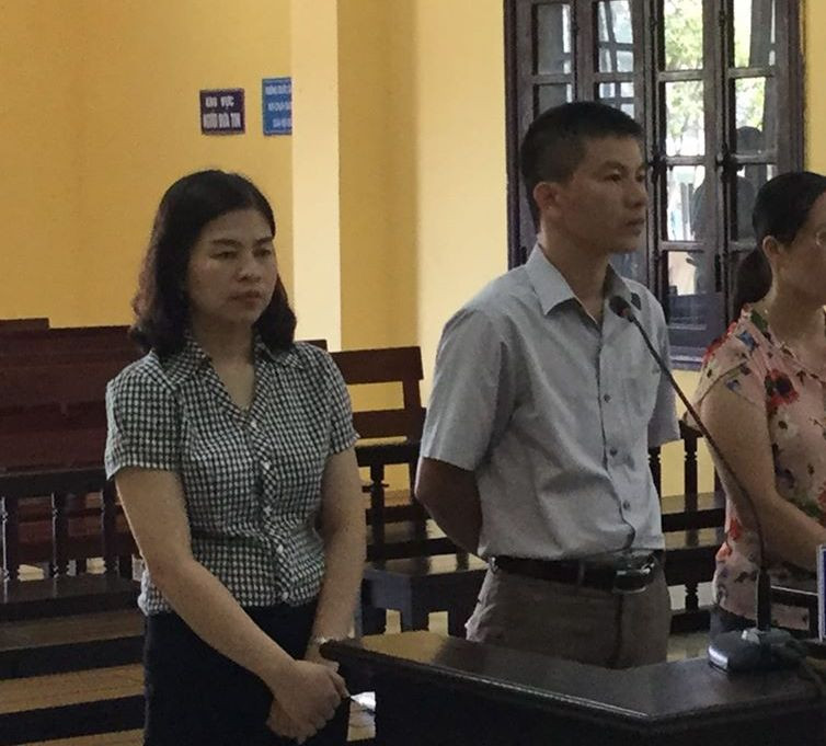 Nguyễn Thị Hồng Thu và Nguyễn Thế Tập tại tòa.