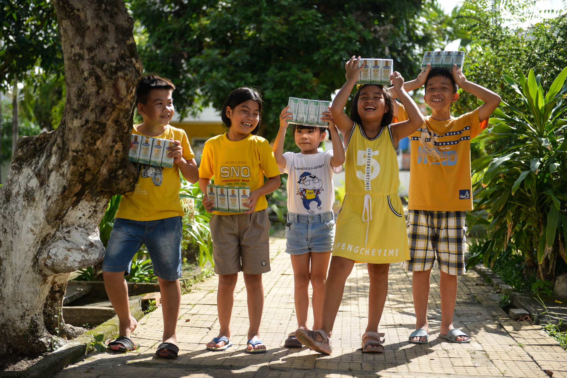 Không riêng gì Trang mà nhiều bạn nhỏ khác cũng hân hoan khi nhận sữa từ chương trình Quỹ sữa Vươn cao Việt Nam và công ty Vinamilk.