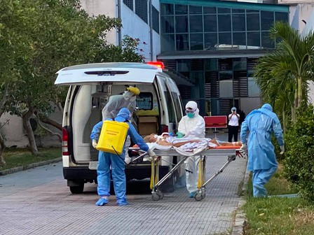 Hai bệnh nhân nhiễm Covid-19 được xe cứu thương đưa đến bệnh viện Trung ương Huế cơ sở 2.