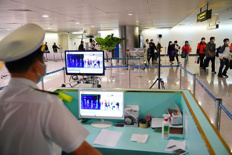 Kiểm tra thân nhiệt hành khách quốc tế nhập cảnh tại sân bay Tân Sơn Nhất.