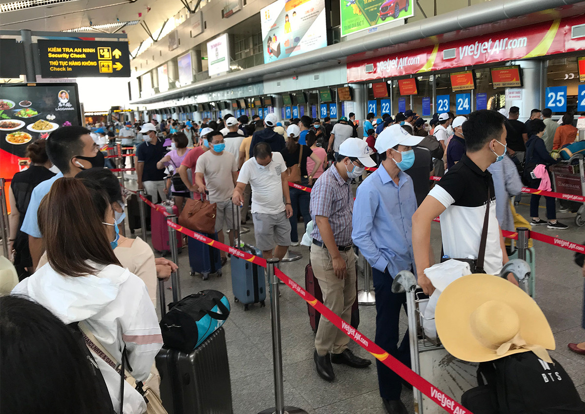 Hành khách làm thủ tục dời khỏi sân bay Đà Nẵng. Ảnh: Đoàn Loan.