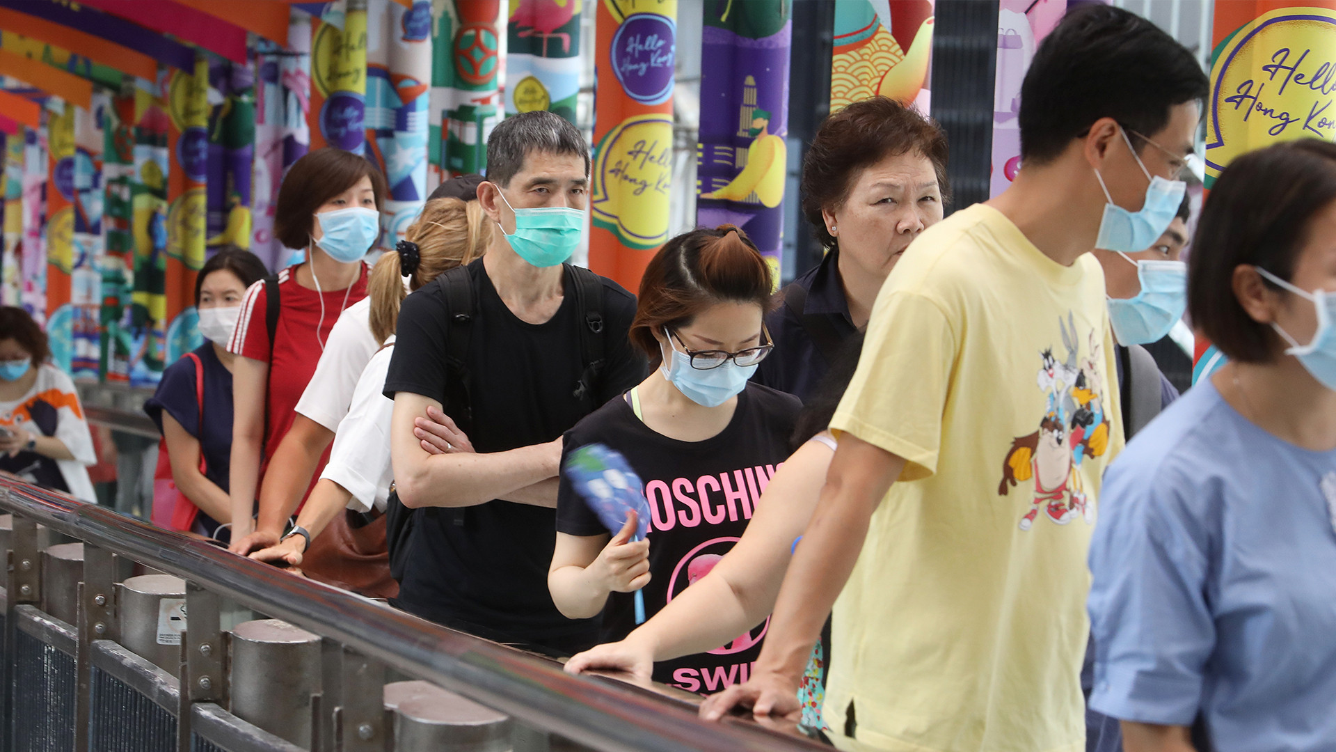Người dân Hong Kong, Trung Quốc đeo khẩu trang nơi công cộng (Nguồn: SCMP).