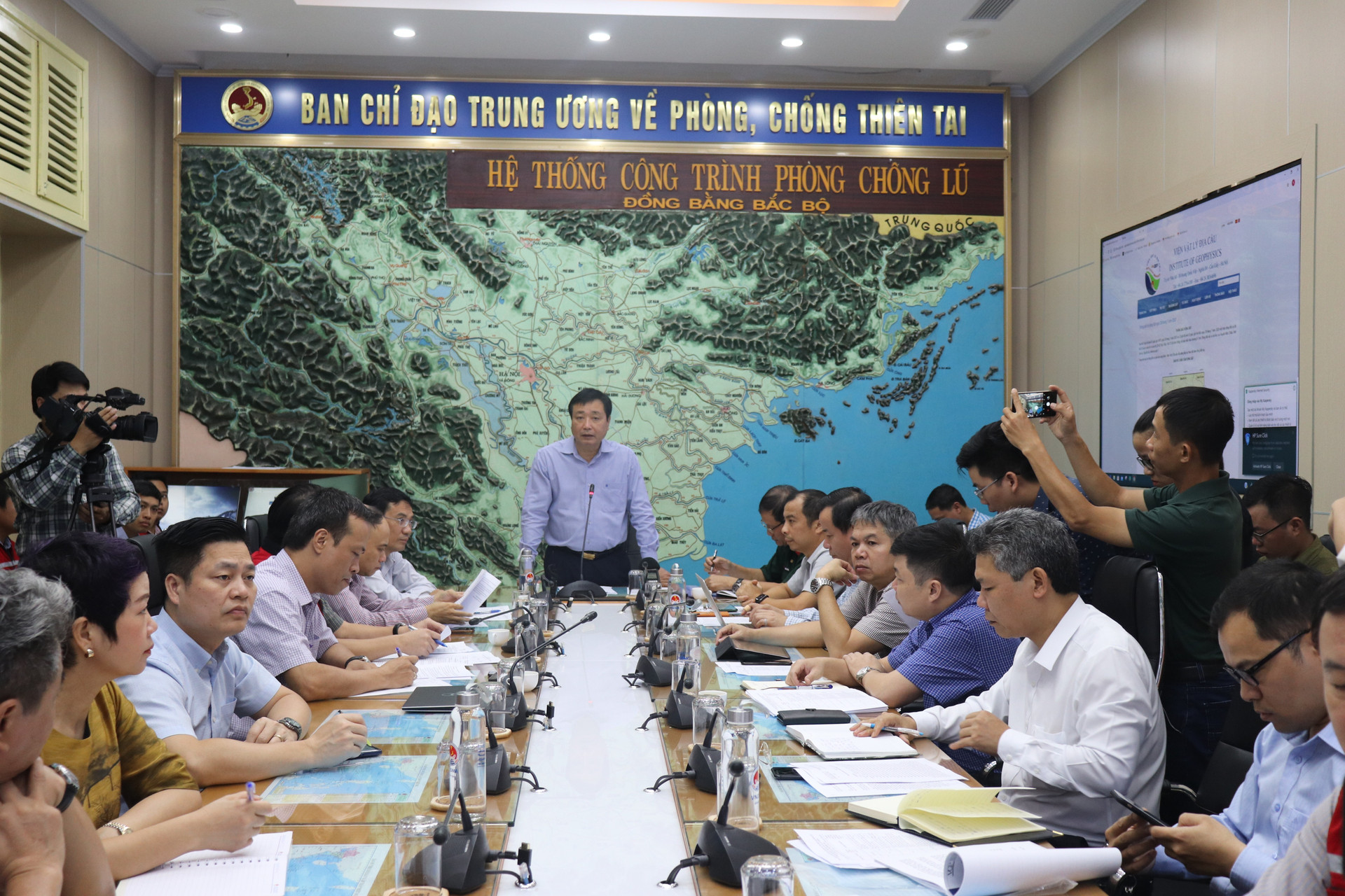 Tổng cục trưởng Tổng cục PCTT - Phó trưởng Ban chỉ đạo TW PCTT Trần Quang Hoài chủ trì cuộc họp 