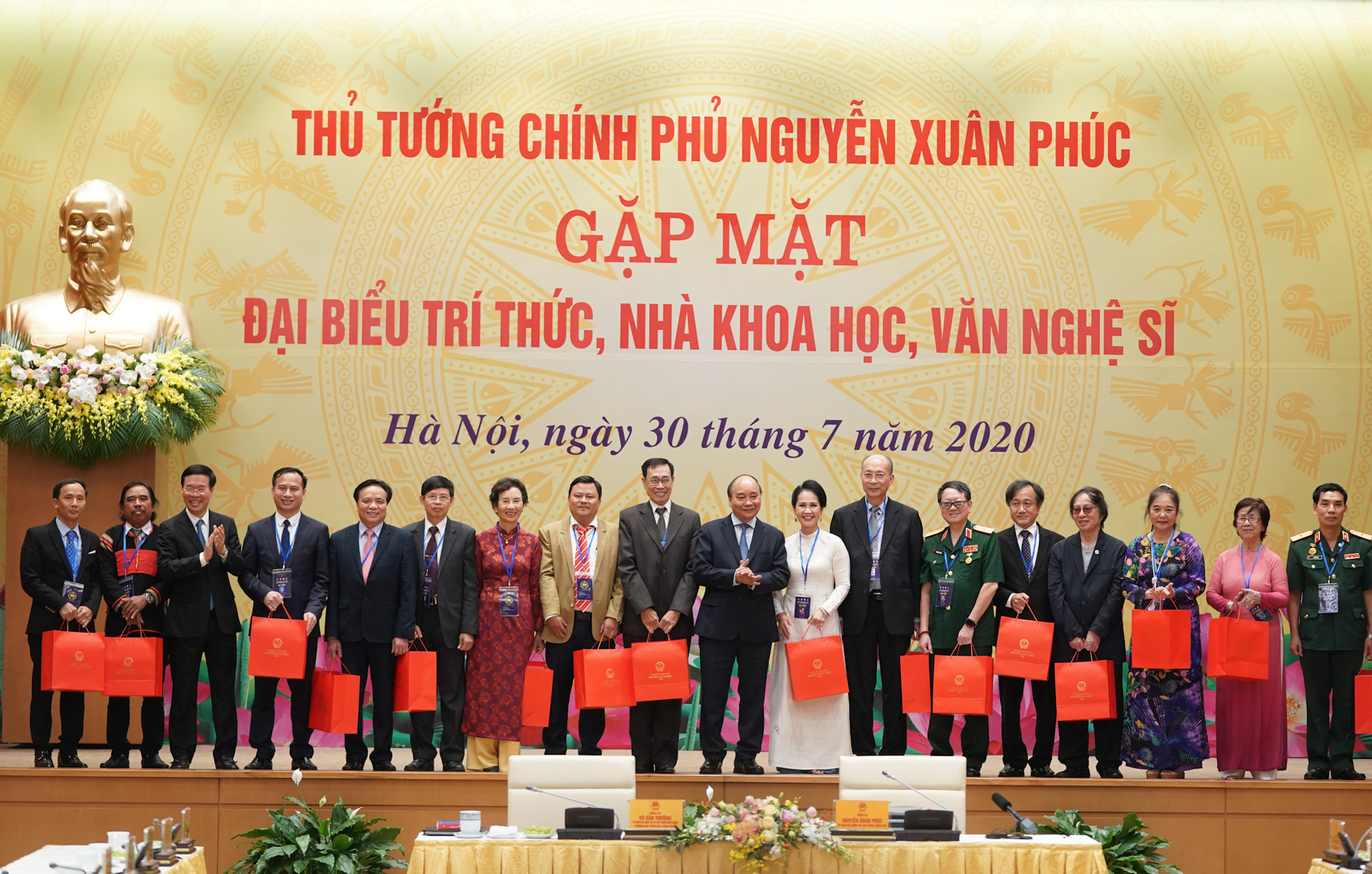 Thủ tướng Nguyễn Xuân Phúc tặng quà các đại biểu dự buổi gặp mặt. Ảnh: VGP.