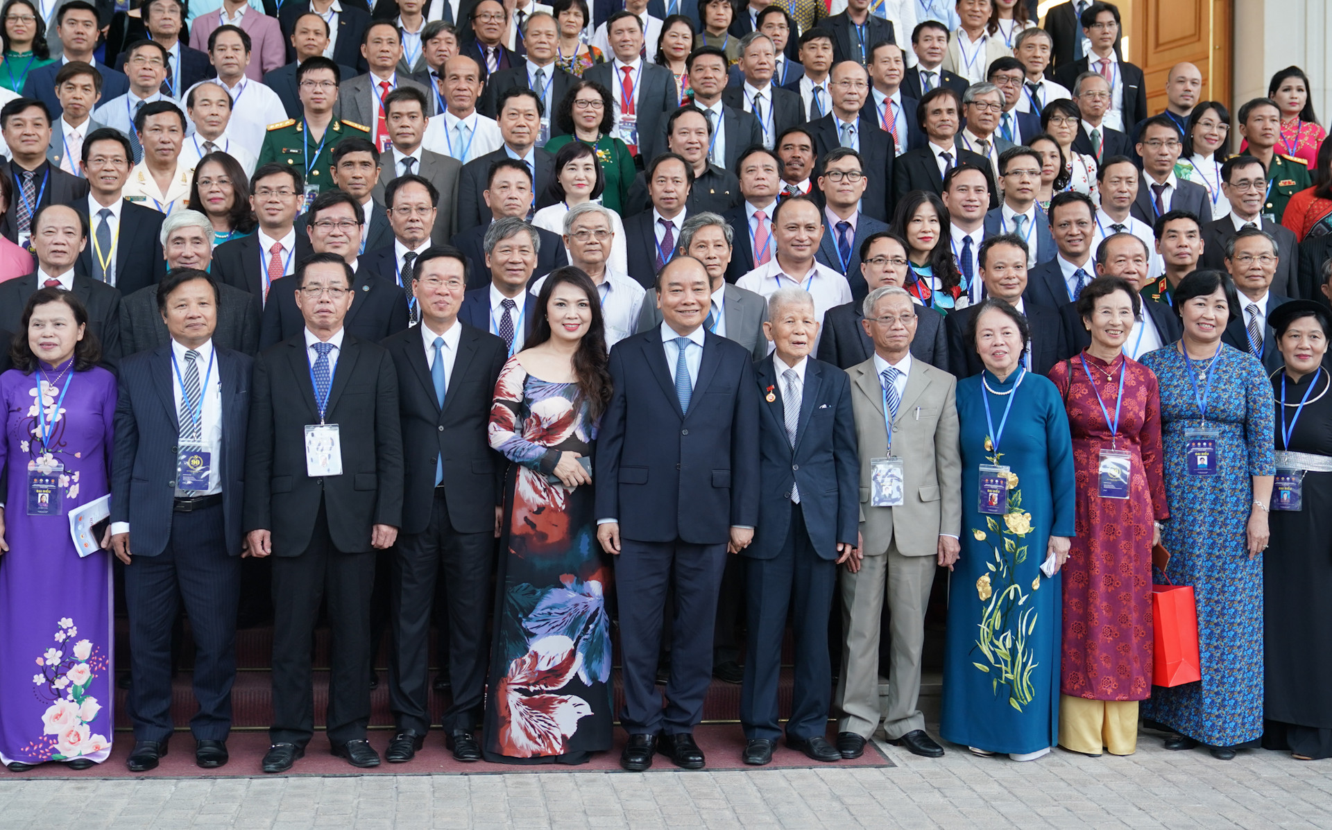 Thủ tướng Nguyễn Xuân Phúc chụp ảnh lưu niệm với các đại biểu. Ảnh: VGP.