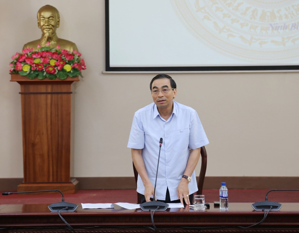 Đồng chí Đinh Văn Điến, Trưởng Ban Chỉ đạo phòng, chống dịch bệnh Covid-19tỉnh Ninh Bình phát biểu tại hội nghị. Ảnh: MQ