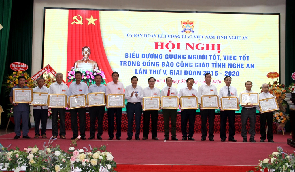 Ông Lê Hồng Vinh – Phó Chủ tịch UBND tỉnh Nghệ An tặng Bằng khen của UBND tỉnh cho các cá nhân gương người tốt, việc tốt.