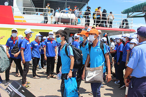 Các thí sinh từ huyện Phú Quý vào đất liền dự thi tót nghiệp PTTH.