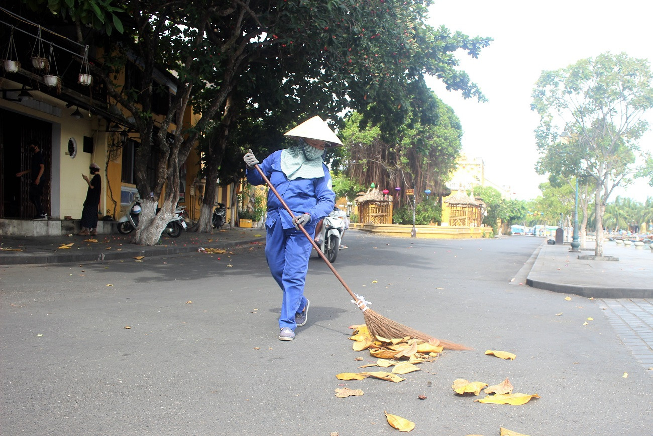 Các chị nhân công đang quét dọn đường phố cổ Hội An.