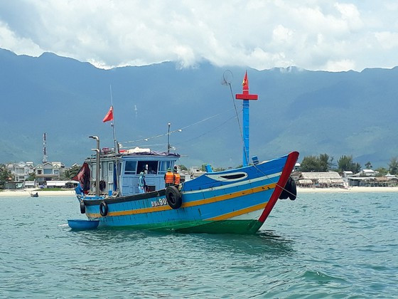 Tàu cá chở 9 người rời vùng dịch Đà Nẵng về Huế để tránh cách ly.
