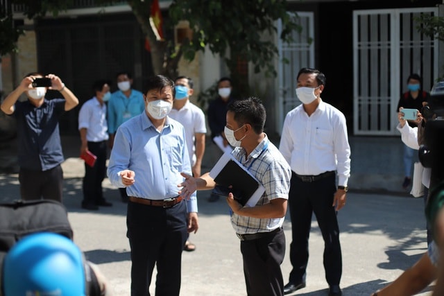 Ông Trần Như Dương - Phó Viện trưởng Viện Vệ sinh Dịch tễ TW kiểm tra tại khu vực bệnh nhân Covid-19 sinh sống.