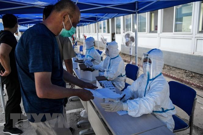 Một điểm lấy mẫu xét nghiệm COVID-19 tại Bắc Kinh, Trung Quốc ngày 17/6/2020. (Ảnh: AFP/TTXVN).