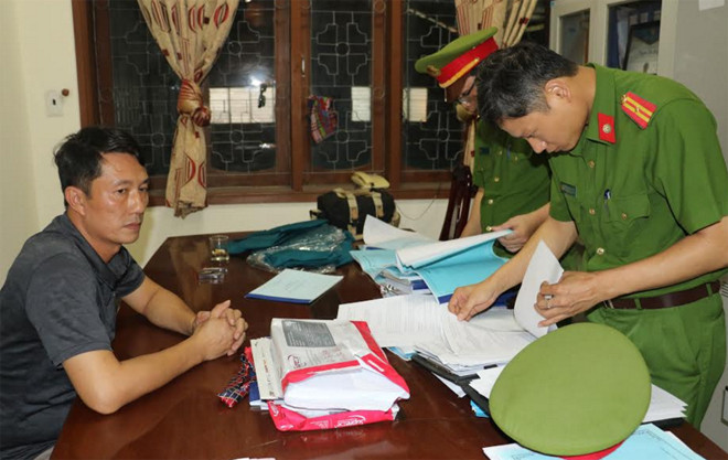 Quyền trưởng phòng Chính sách (Ban Dân tộc tỉnh Nghệ An) Nguyễn Tâm Long bị khởi tố 2 tội danh.