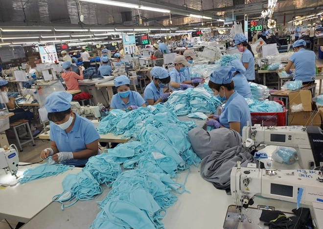 Một cơ sở sản xuất ở Thừa Thiên Huế thực hiện nghiêm phòng, chống dịch Covid-19. Ảnh: Anh Khoa.